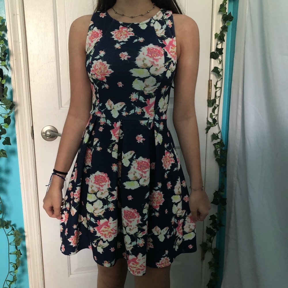 Floral fit’n’flowy dress